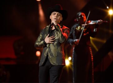 Christian Nodal cantará el Himno en pelea del Canelo 