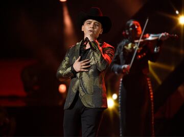 Christian Nodal cantará el Himno en pelea del Canelo
