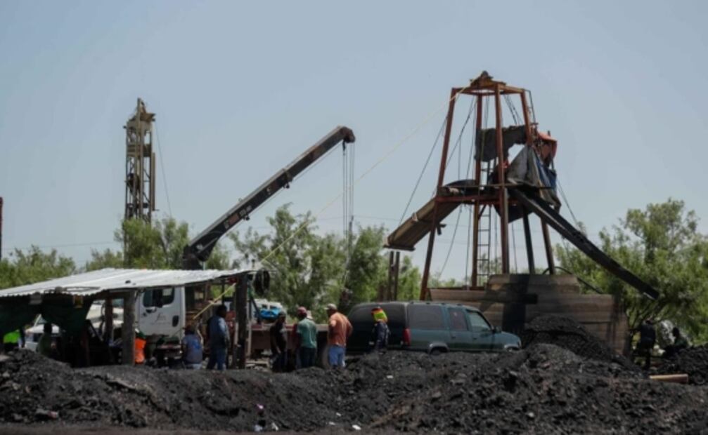 Crónica. Trabajan sin descanso para rescatar a mineros, a 40 grados en pleno desierto de Coahuila