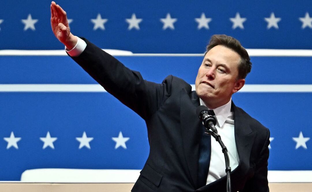El director ejecutivo de Tesla y SpaceX, Elon Musk, hace gestos mientras habla durante el desfile inaugural en el Capitol One Arena, en Washington, DC, el 20 de enero de 2025. Foto: AFP