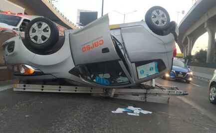 Auto de empresa Carso vuelca en carriles centrales de Periférico Norte