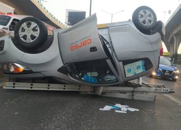 Auto de empresa Carso vuelca en carriles centrales de Periférico Norte
