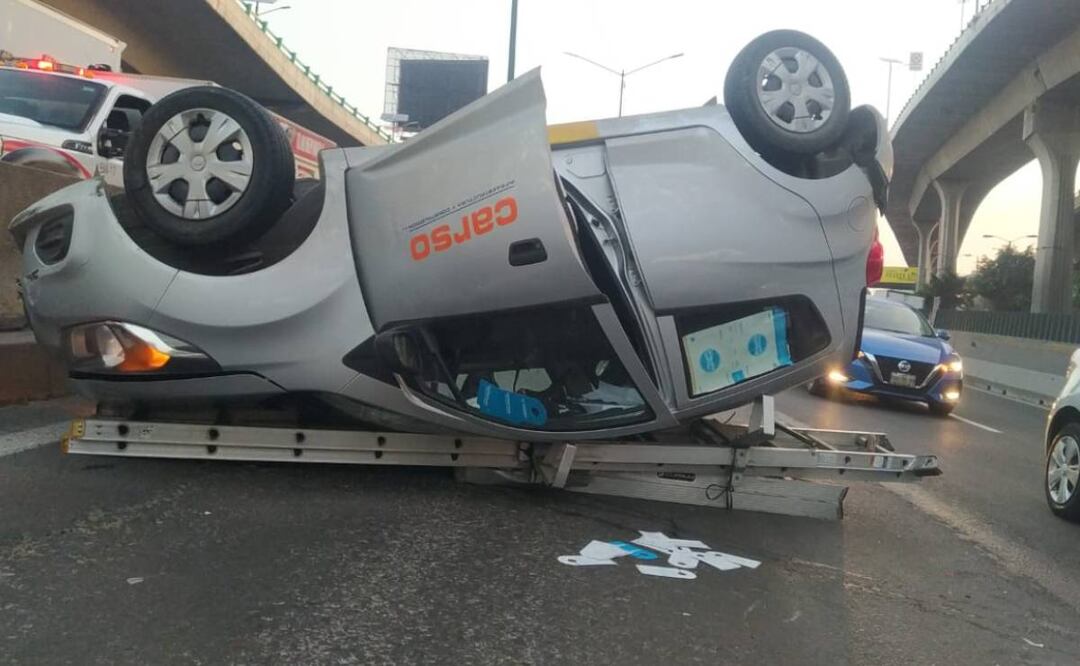 foto: Especial/El Universal/ Luego de las maniobras para levantar el auto, que quedó con las llantas hacia el cielo, la circulación se liberó. 