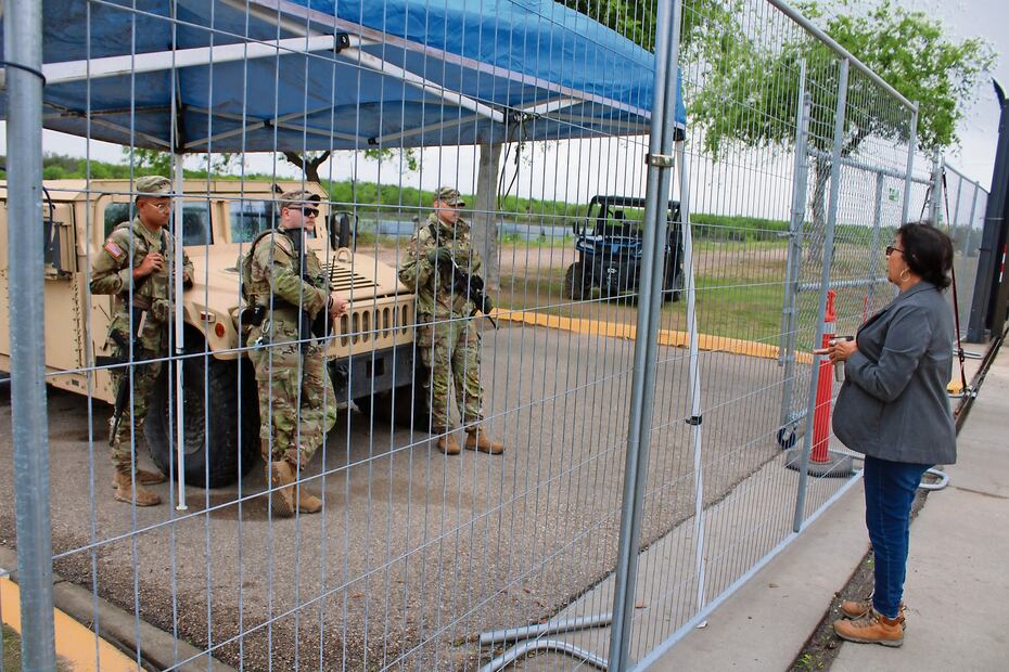 uanita Martínez, activista de Eagle Pass, se acerca a las rejas donde soldados de la Guardia
Nacional de Texas impiden el acceso al Parque Shelby, un espacio municipal público. Foto: de Francisco Rodríguez. Archivo El Universal
