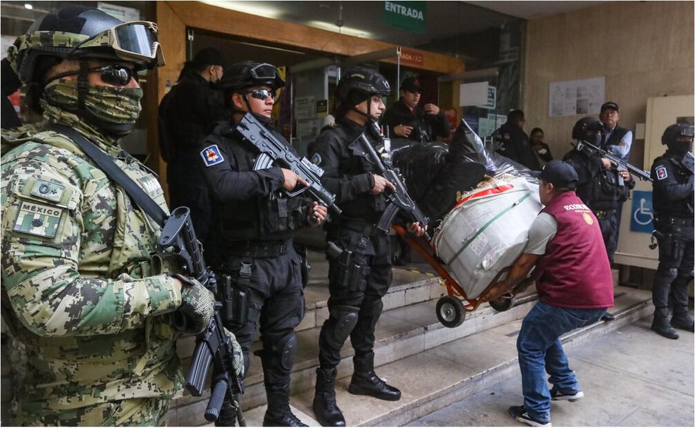 Decomisan mercancia de procedencia ílicita en Plaza Mart México, en Izazaga. Foto: Axel Sánchez/EL UNIVERSAL