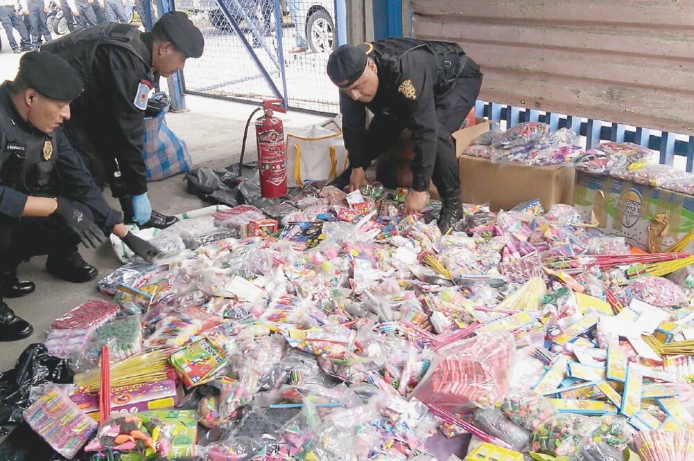 El decomiso de estos productos se realizó en las inmediaciones del mercado de la Merced, en la delegación Venustiano Carranza (ESPECIAL)