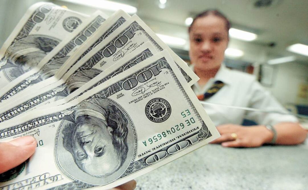 Dólar se vende hasta en $23.00 en el aeropuerto capitalino 