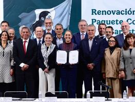 Sheinbaum y Hacienda celebran renovación del Pacic en Palacio Nacional; fijan canasta de 24 productos en 910 pesos