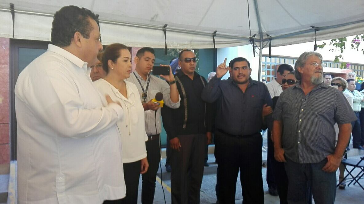 Familiares de Silvestre de la Toba increpan al gobernador de BCS