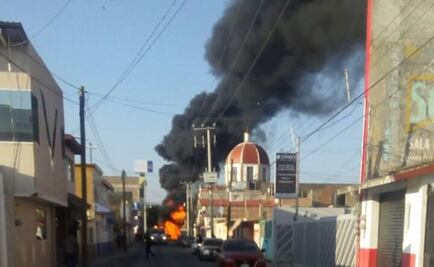 Se incendia camioneta cargada con huachicol en Cuautepec, Hidalgo