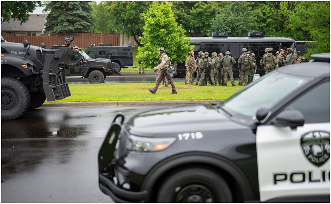 Agentes del orden, incluida la policía local, los alguaciles y el FBI, se encuentran a menos de una milla de un tiroteo en Brooklyn Park, Minnesota. Foto: AP