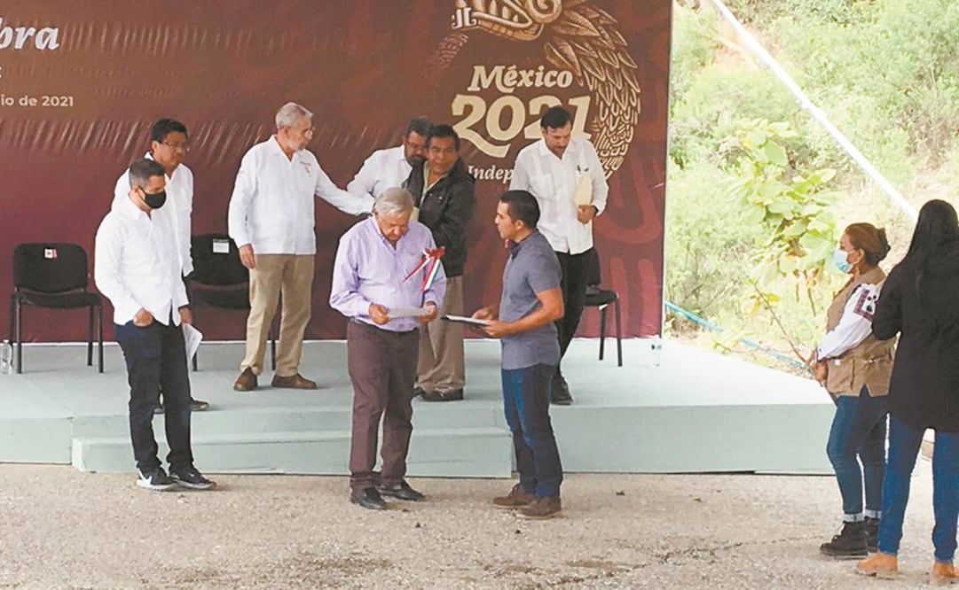 El presidente López Obrador fue abordado por Carlos Reyes, quien exigió el pago de su salario. Foto: Alberto Morales. EL UNIVERSAL