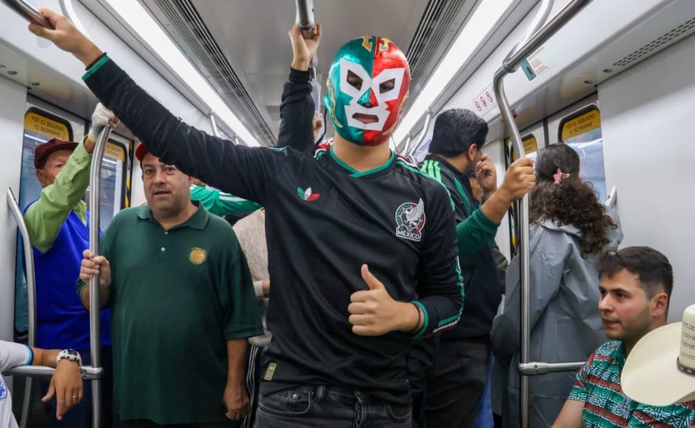 Afición mexicana viaja en la Línea 2 del Metro de la Ciudad de México con destino al Estadio Ciudad de México. Foto: Karla Guerrero / EL UNIVERSAL