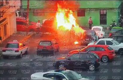 ¡Precaución! Auto se incendia en Álvaro Obregón: VIDEO