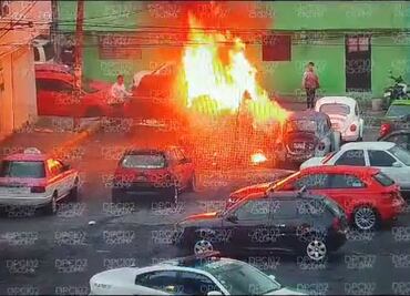 ¡Precaución! Auto se incendia en Álvaro Obregón: VIDEO