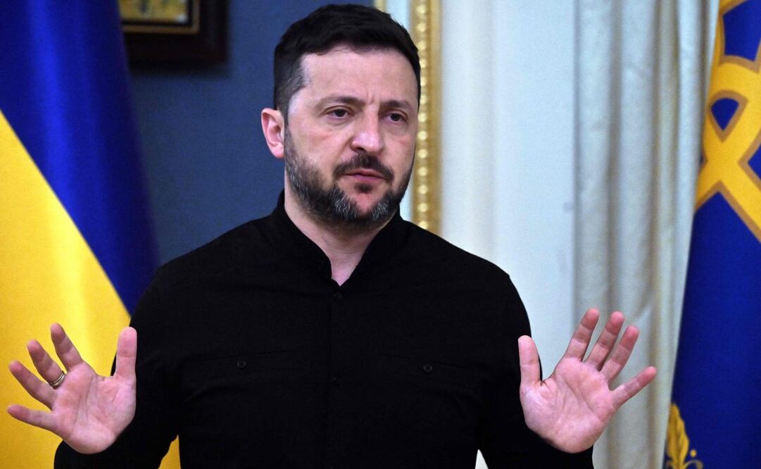 El presidente de Ucrania, Volodímir Zelensky, habla con los medios durante una rueda de prensa tras su conversación telefónica con el presidente estadounidense, en Kiev, el 19 de mayo de 2025, en medio de la invasión rusa a Ucrania. Estados Unidos acordó coordinar estrechamente las conversaciones sobre Ucrania con sus socios europeos tras una llamada entre el presidente estadounidense, Donald Trump, y su homólogo ruso, Vladímir Putin, según informó el gobierno alemán el 19 de mayo. Inmediatamente después de su conversación con Putin, Trump mantuvo una segunda llamada con el presidente ucraniano, Volodímir Zelensky, y con los líderes de Francia, Finlandia, Alemania y la Comisión Europea. Foto: AFP