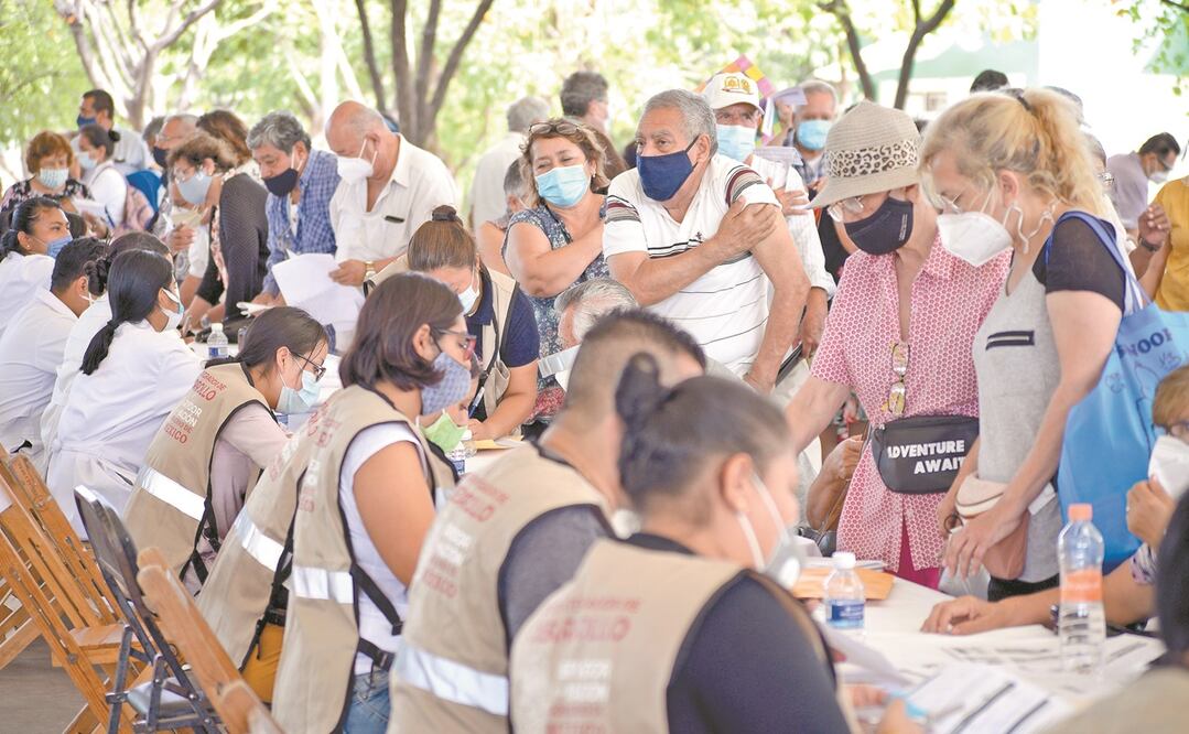 En Tuxtla Gutiérrez y en Tapachula, Chiapas, se tiene previsto aplicar esta semana más de 48 mil dosis, para lo cual se instalaron más de 10 módulos en centros médicos, escuelas y parques deportivos. Foto: JACOB GARCÍA. EL UNIVERSAL