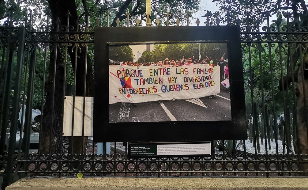 Foto de la XXXI marcha del orgullo en CDMX de 2009, expuesta en las rejas de Chapultepec. Foto: Eduardo Dina / EL UNIVERSAL