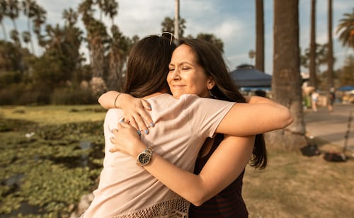 Los abrazos ayudan a emitir dopamina, oxitocina y serotonina, también conocidas como las hormonas de la felicidad. Foto: Canva