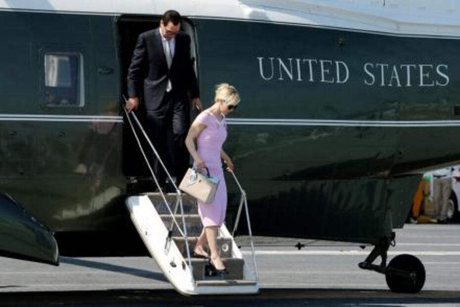 Critican a Louise Linton, esposa del secretario del Tesoro, por lujoso atuendo