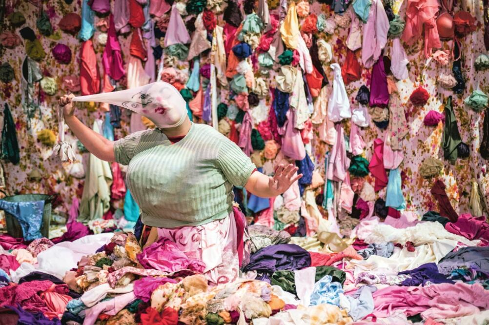 El personaje navega en sus recuerdos a través del olor de cada prenda. (GERMAN ESPINOSA. EL UNIVERSAL)