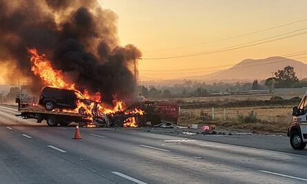 Carambola en la México-Querétaro provoca cierre parcial de la circulación; 3 coches terminan incendiados