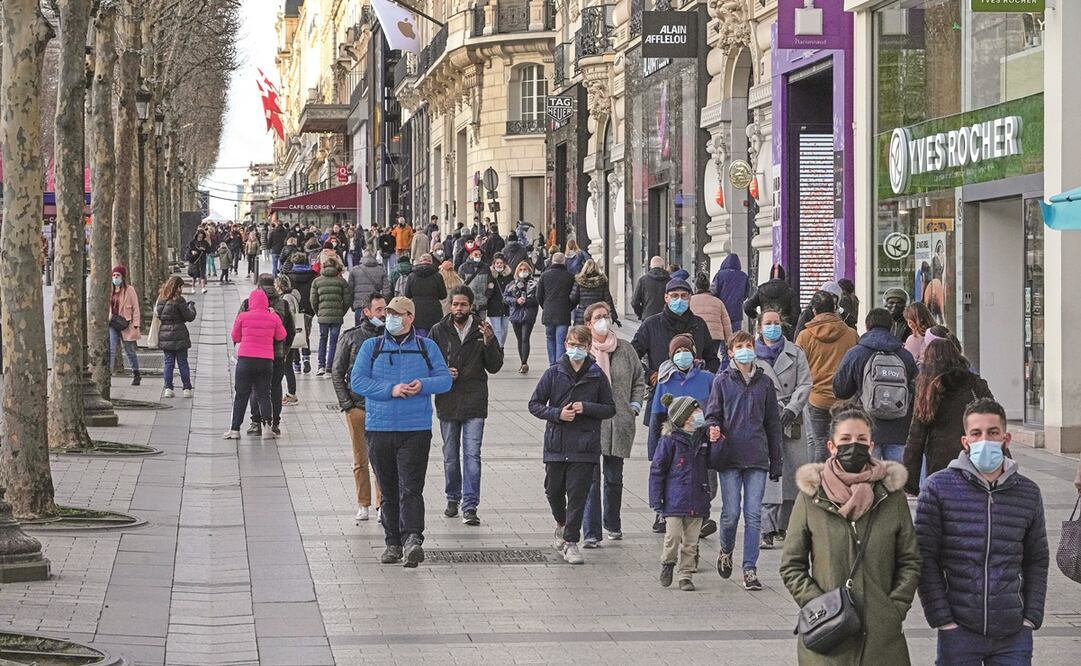 Franceses con cubrebocas para protegerse contra el Covid, en la avenida de los Campos Elíseos, en París. Foto: Michel Euler. AP