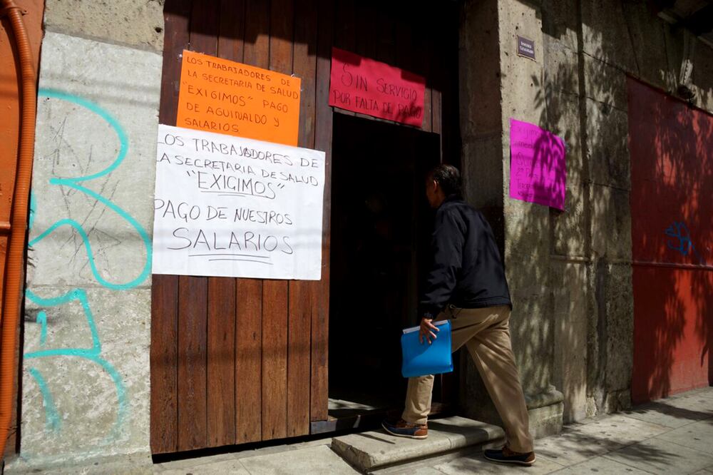 Empleados de los Servicios de Salud de Oaxaca (SSO) contratados en la modalidad de regularizados, iniciaron un paro de labores. (FOTO: Archivo. EL UNIVERSAL)