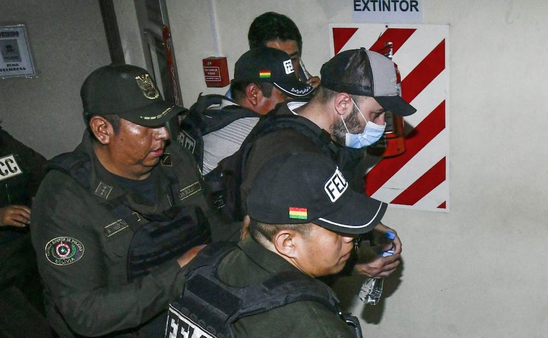 Agentes de la policía llevan al consultor político Fernando Cerimedo del Palacio de Justicia a la cárcel de Palmasola en Santa Cruz, Bolivia, el pasado 21 de agosto de 2026. Foto: Rodrigo Urzagasti / AFP