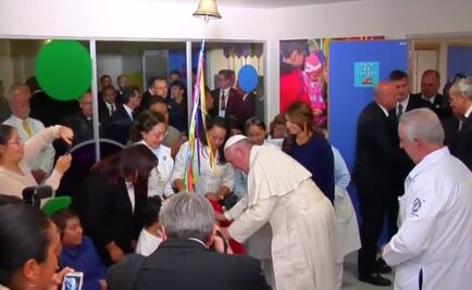 Niño toca campana por superar cáncer en encuentro con Papa
