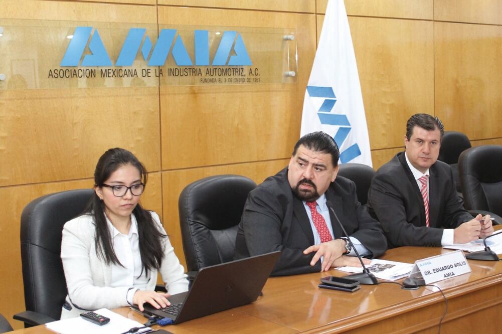 Eduardo Solís, presidente de la AMIA (centro), detalló que existe una alta demanda de personal en estados donde se ubican armadoras (CORTESÍA)