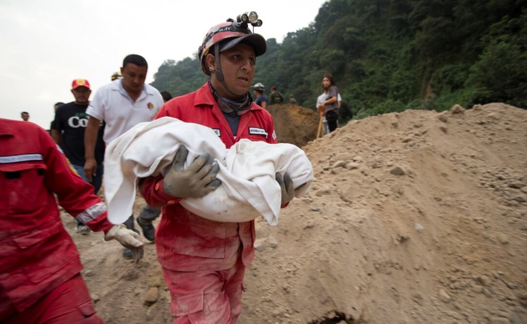 Entre los cuerpos recuperados estaban los de dos niñas y su mamá que las abrazaba (Foto: AP)