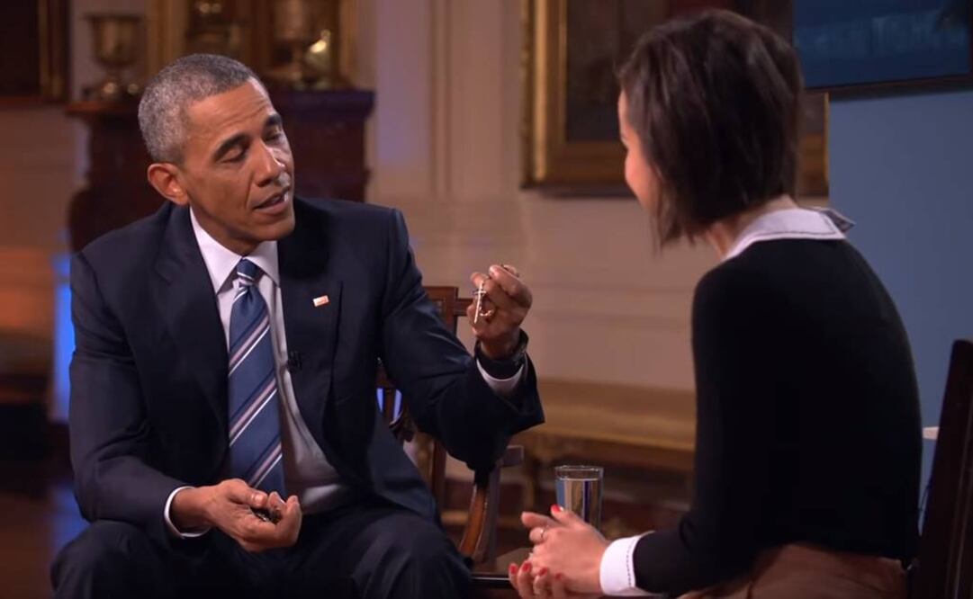 Con rosario del Papa, Obama enfrenta días malos