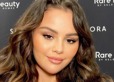 Selena Gomez deslumbra con minivestido negro y corte bob