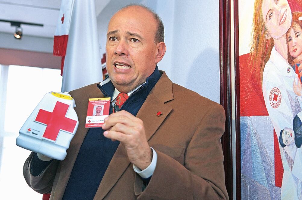 Fernando Suinaga, presidente de la Cruz Roja, pide apoyo para la institución (LUCÍA GOSÍNEZ. EL UNIVERSAL)
