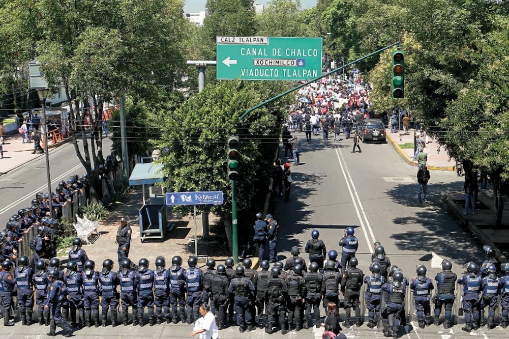 Policías capitalinos impidieron que integrantes de la CNTE, que protestaron sobre Reforma, continuaran con su marcha hacia el Zócalo de la Ciudad de México (FERNANDO RAMÍREZ. EL UNIVERSAL)