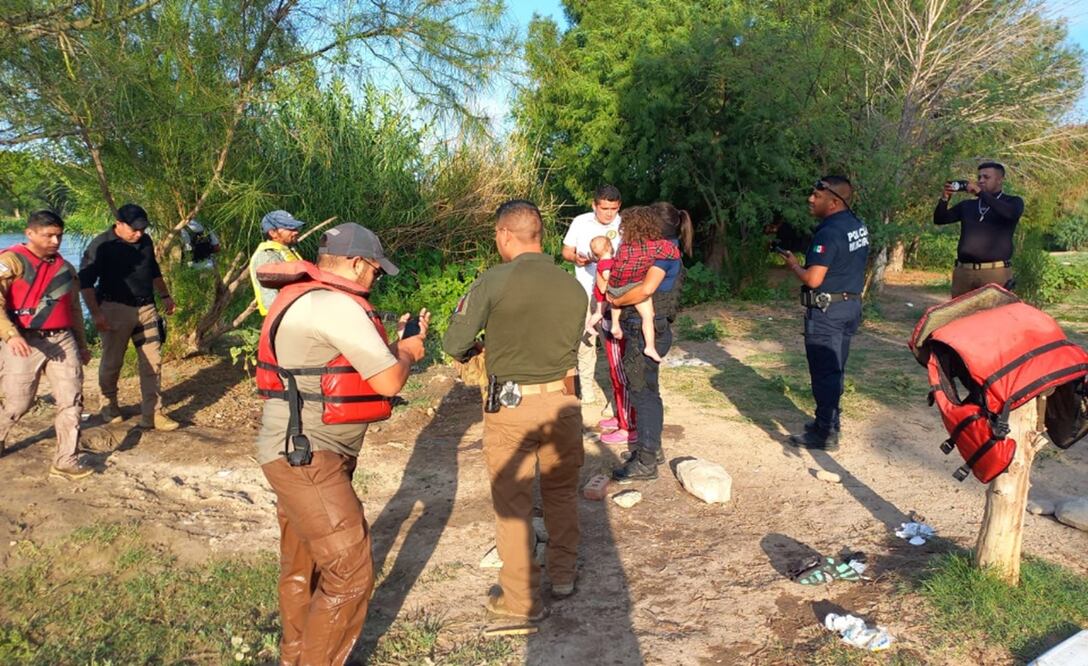Elementos de Grupos Beta de Coahuila y Veracruz del INM rescataron y auxiliaron en distintas acciones a cinco migrantes varados en las fuertes corrientes del Río Bravo. Foto: especial
