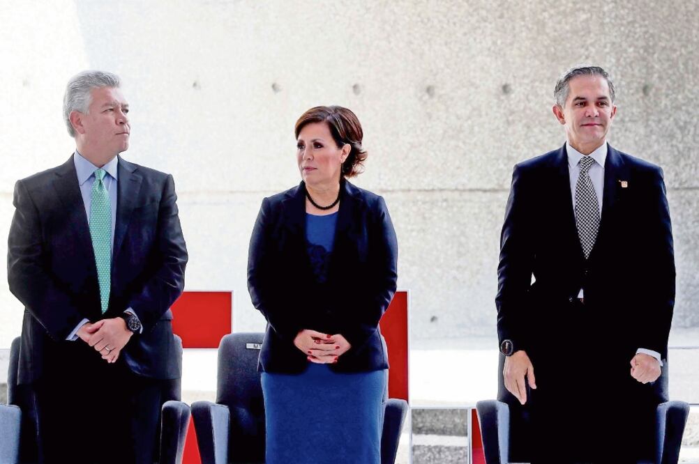David Penchyna Grub, director del Infonavit; Rosario Robles, titular de la Sedatu, y Miguel Ángel Mancera, Jefe de Gobierno de la Ciudad de México. (FOTO: FERNANDO RAMÍREZ. EL UNIVERSAL)