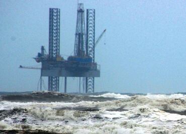 Pemex desaloja plataformas por huracán "Earl"