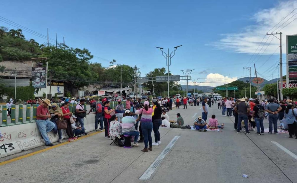 Tras movilizaciones, SEP sostiene reunión de más de 6 horas con la Ceteg en Guerrero; profesores tomaron carriles sin permitir paso.
Foto: Especial,