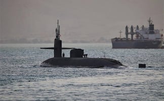 Guardia Revolucionaria de Irán afirma que confiscó un submarino de EU en Ormuz; Washington impone sanciones al sector aéreo iraní