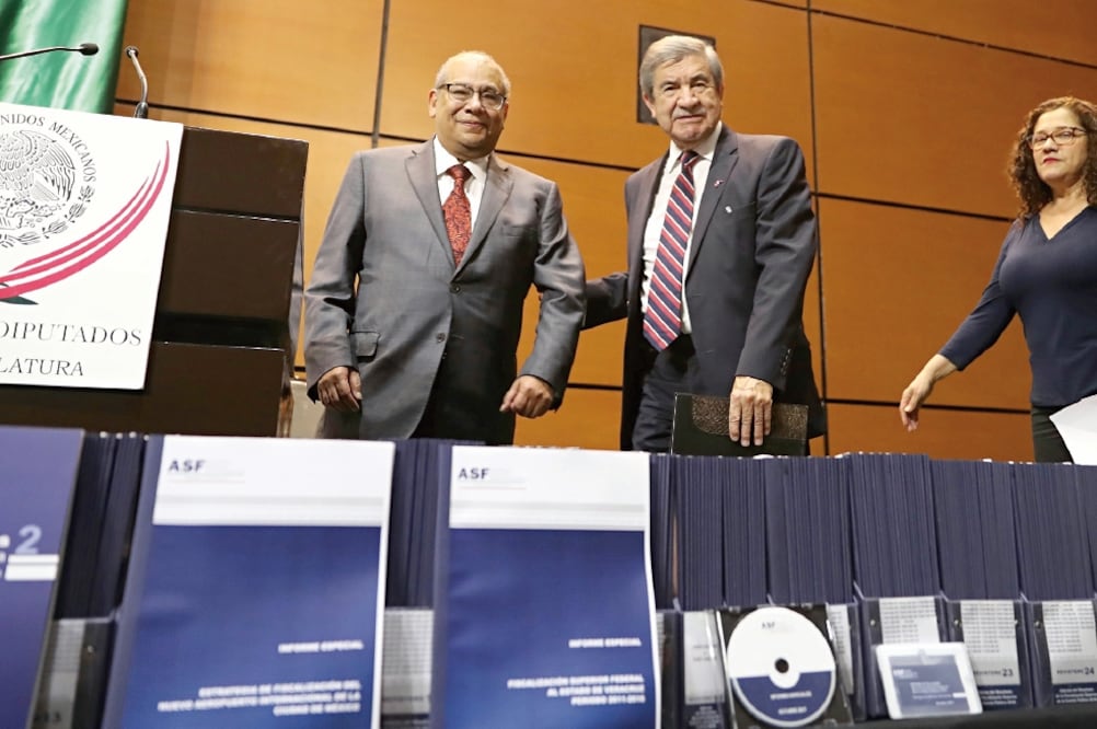 Juan Manuel Portal (der.), titular de la ASF, pide verificar los recursos obtenidos para construir la nueva terminal. (ARCHIVO EL UNIVERSAL)