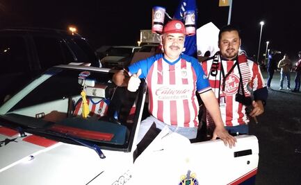 Aficionado llega con el Chivamóvil al estadio Akron