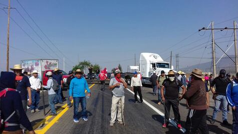 Bloquean comuneros carreteras y vías férreas en Michoacán