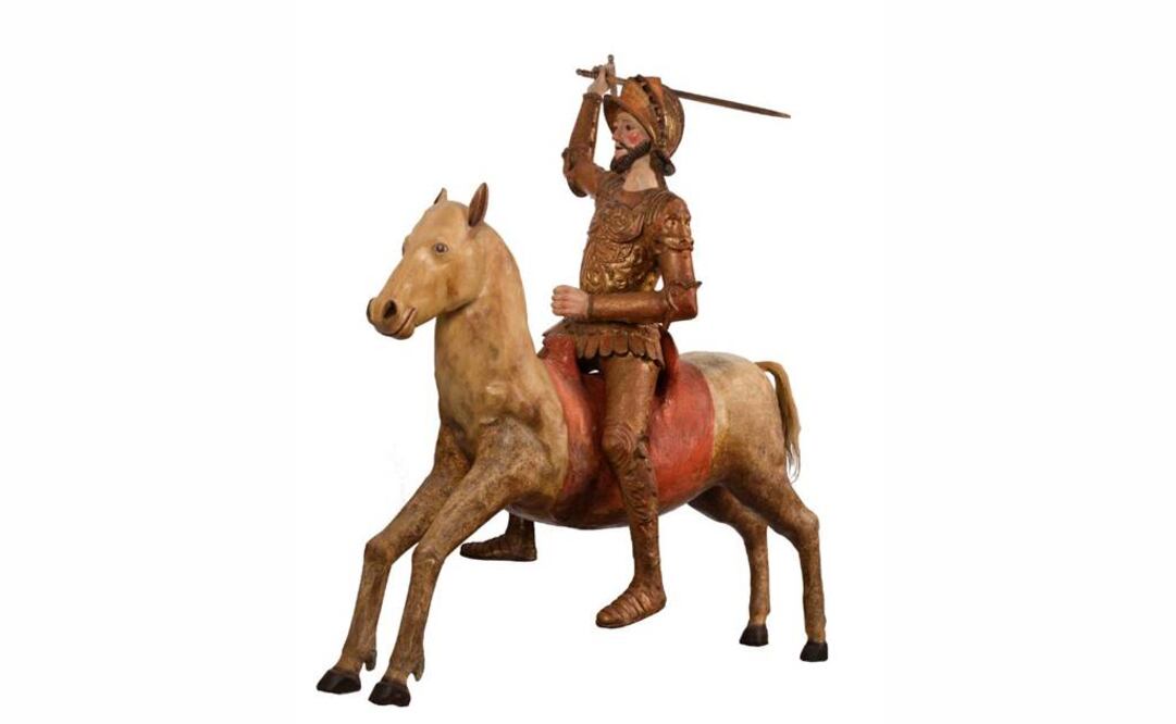 La escultura de más de dos metros de alto de Santiago montado en su caballo es de las llamadas figuras ligeras y fue elaborada con caña de maíz en la segunda mitad del siglo XVI. FOTO: Especial.