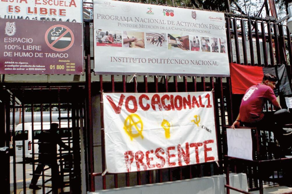 En el CECyT número 1, decenas de jóvenes permanecieron afuera del plantel; solicitan que se cumplan los acuerdos que se firmaron en 2014 (FERNANDO RAMÍREZ. EL UNIVERSAL)