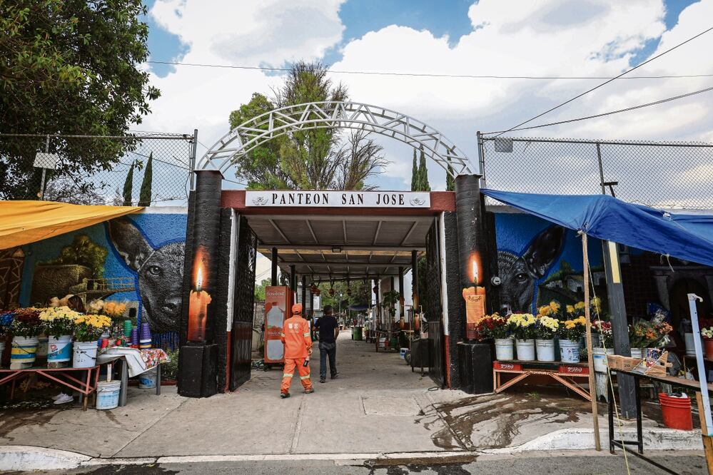 Usuarios y trabajadores del panteón coincidieron en que las cámaras pueden ayudar a inhibir situaciones de riesgo y el robo de restos óseos. Foto: Gabriel Pano | El Universal
