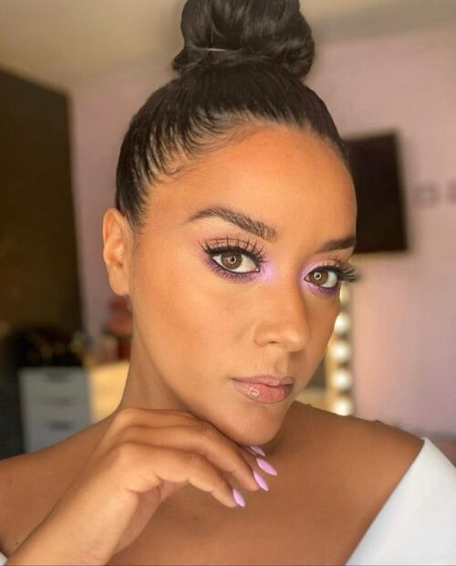 Sombras lila, la tendencia que causará furor en primavera 2023