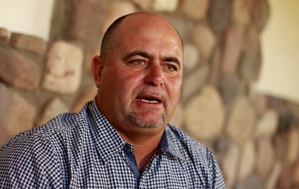 "Nos cortaron los celulares y el internet", acusa Julián LeBarón