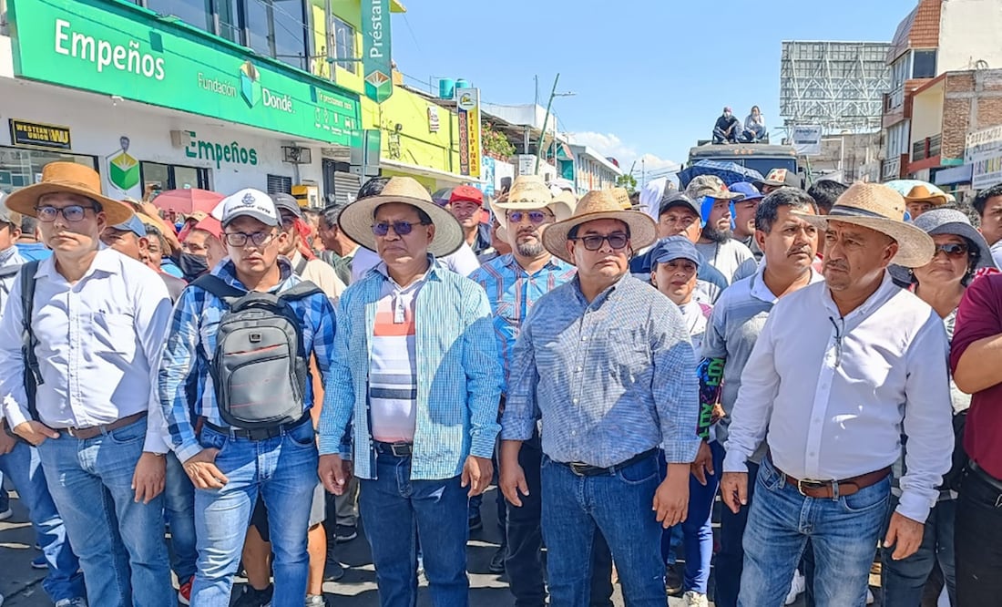 Integrantes de la Sección 7 del Sindicato Nacional de Trabajadores de la Educación (SNTE) replegaron a policías antimotines. Foto: Facebook / Sección 7 Chiapas